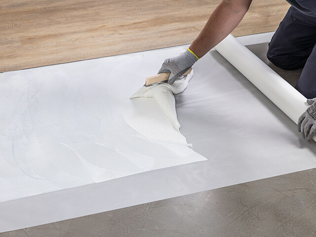 R3bond® soft flooring adhesive system – LVT application 